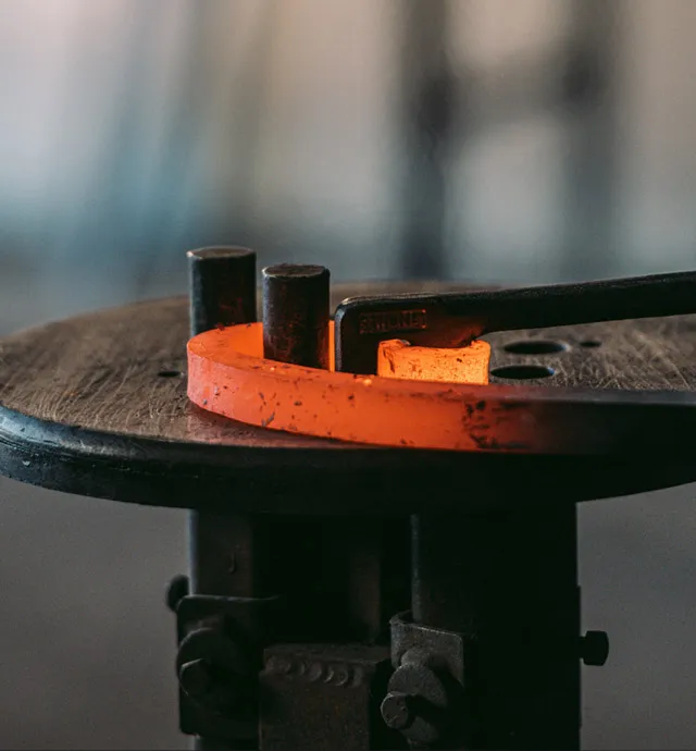 Forgeron artisan dans son atelier à Éguilles