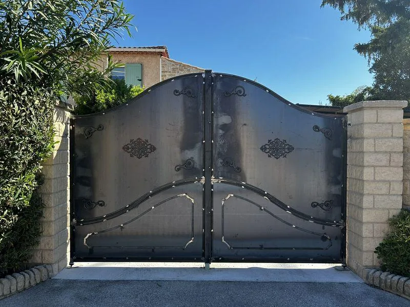 Portail chapeaux de gendarme tollé